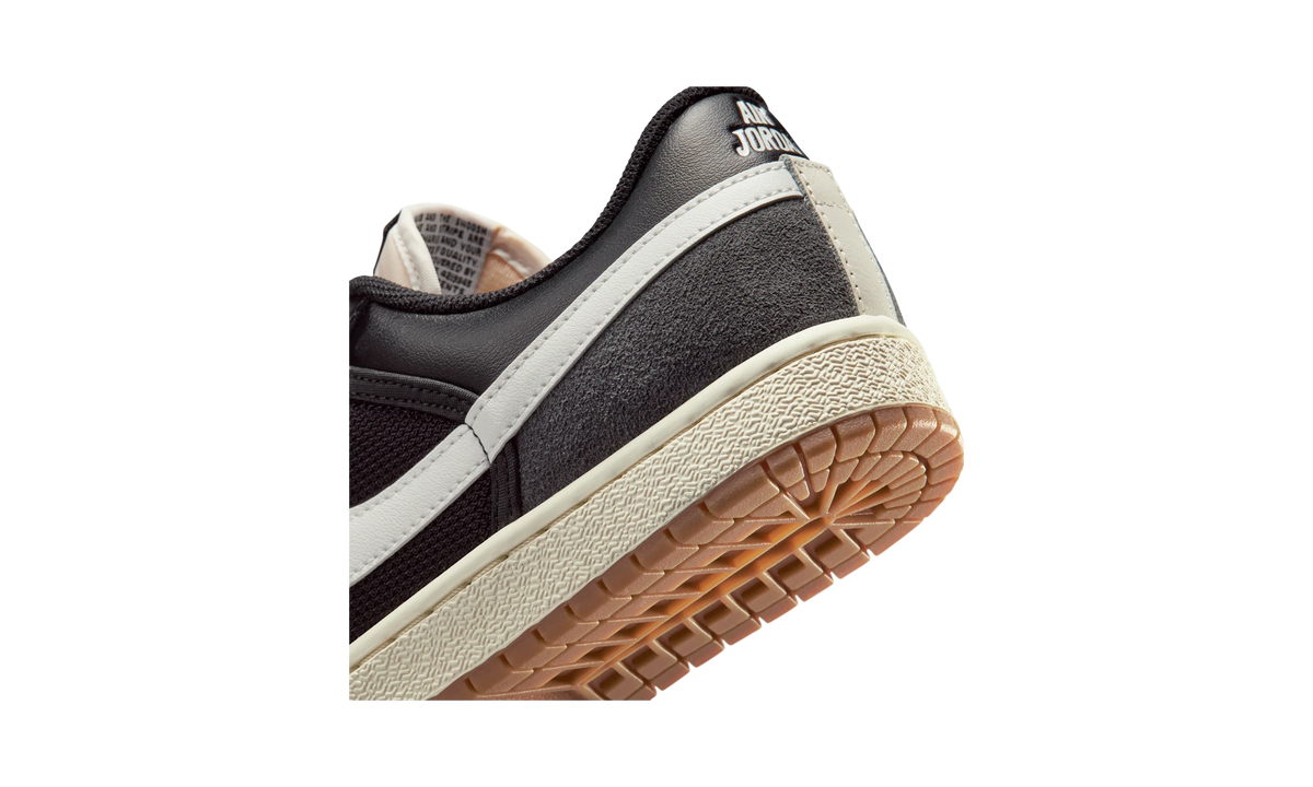Overkicks - Air Jordan Skyline Low Black Summit White Gum (IQ0704-001) - detalle