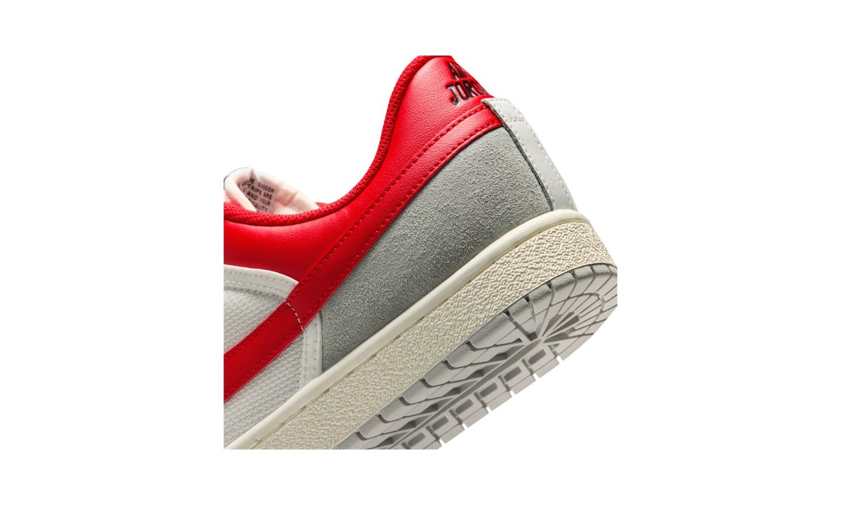 Overkicks - Air Jordan Skyline Low Summit White University Red Smoke Grey (IM2055-102) - detalle