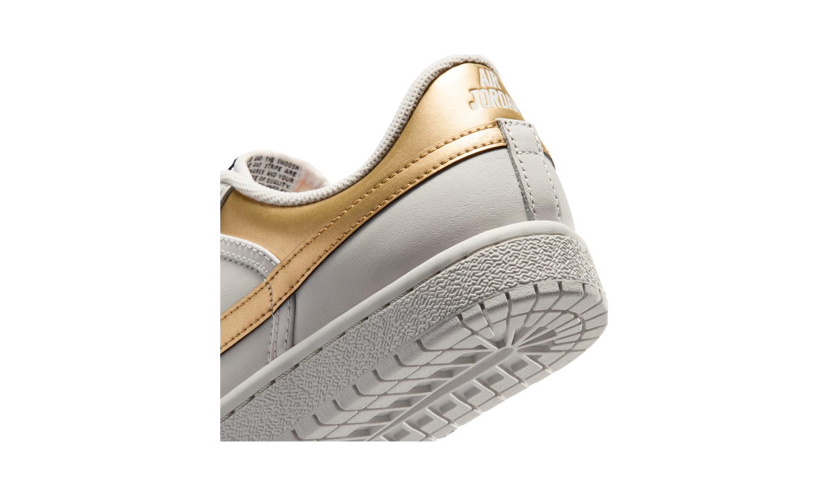 Overkicks - Air Jordan Skyline Low Swan Metallic Gold (IQ6586-100) - detalle