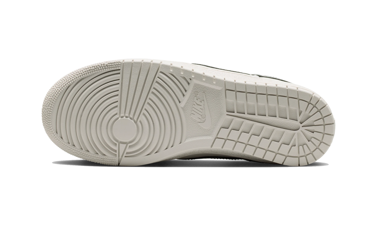 Overkicks - Air Jordan Skyline Low Swan Metallic Silver (IQ6586-101) - par completo