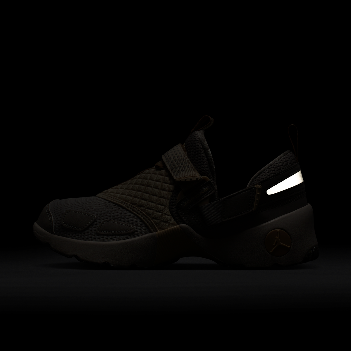 Overkicks - Air Jordan Trunner LX Light Iron Ore Enigma Stone (IQ2719-002) - detalle