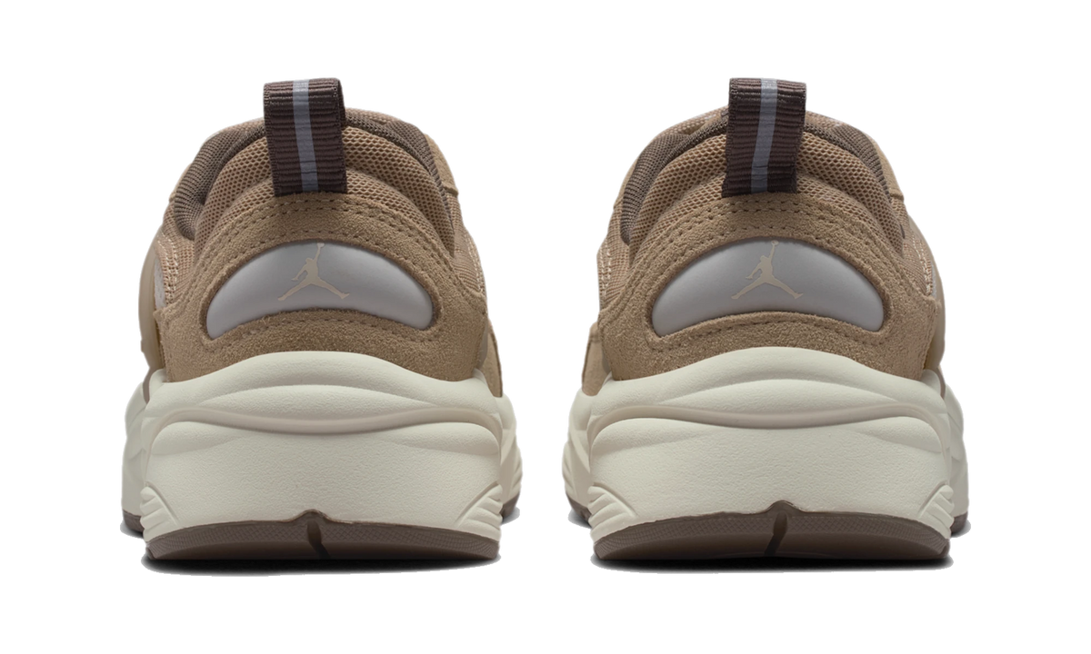 Overkicks - Air Jordan Trunner O/S Khaki Pale Ivory (IR1839-200) - detalle talón