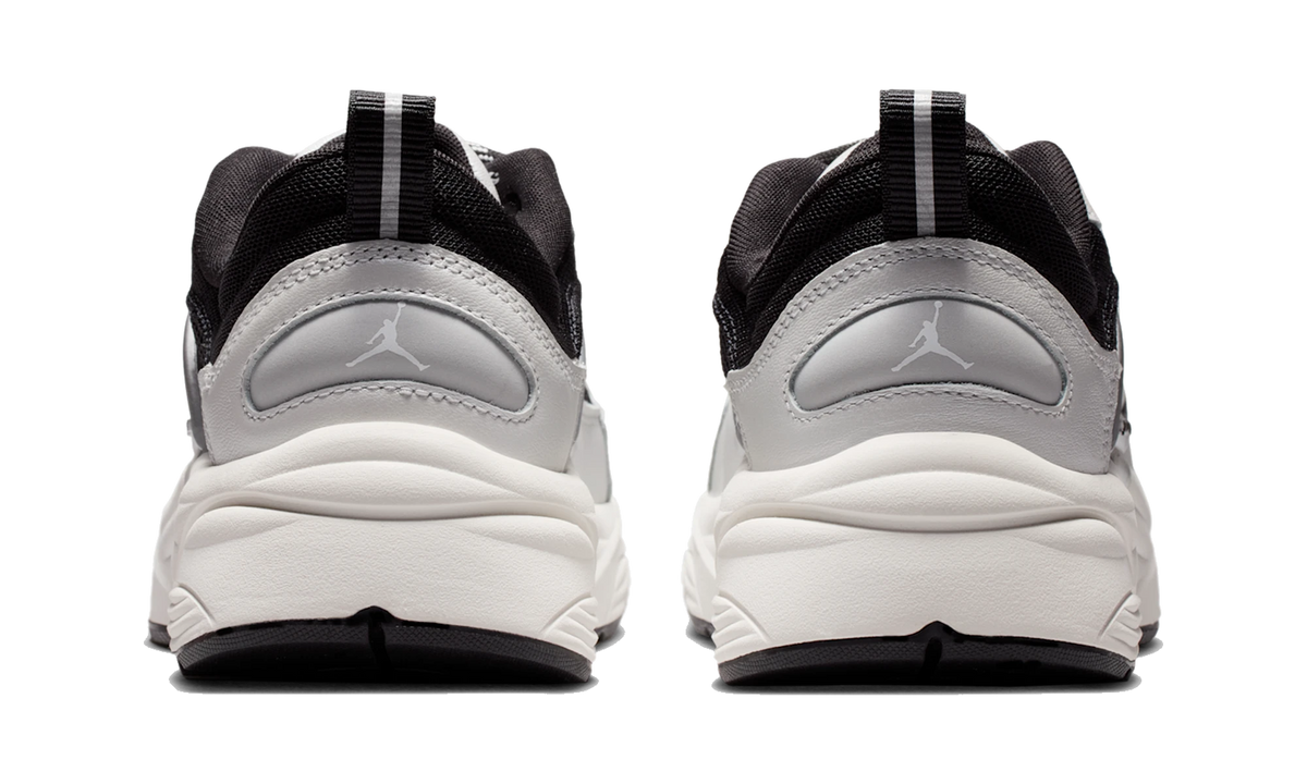 Overkicks - Air Jordan Trunner O/S Photon Dust Black Sail (IB3722-010) - detalle talón