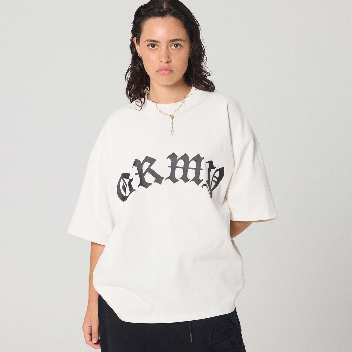 Overkicks - Camiseta Rise Above Boxy Off White (GABT818-OWHT) - imagen 3