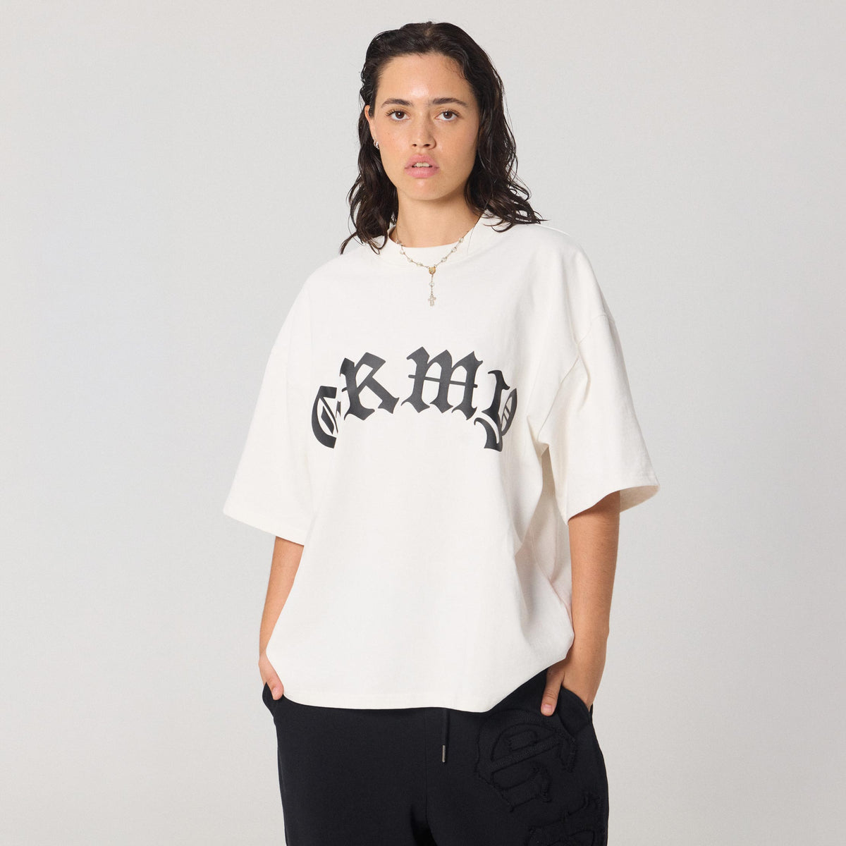 Overkicks - Camiseta Rise Above Boxy Off White (GABT818-OWHT) - imagen 4
