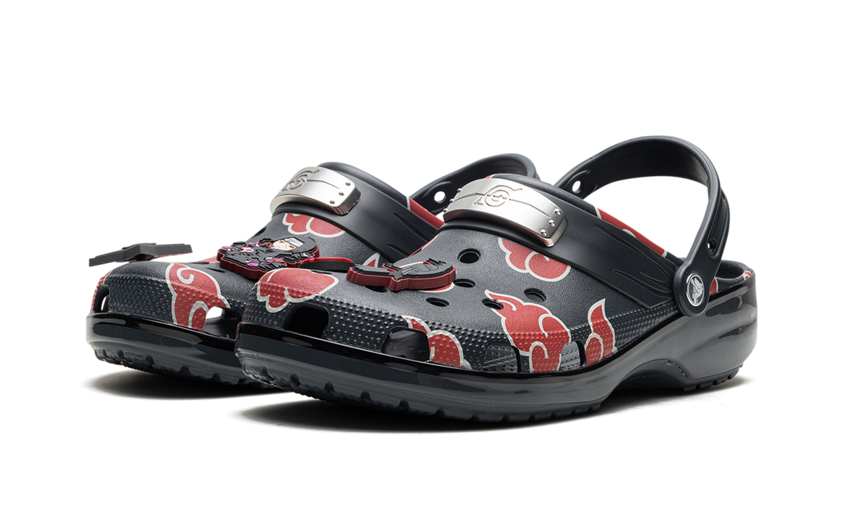 Overkicks - Crocs Classic Clog Naruto Itachi (209883-48I) - vista trasera