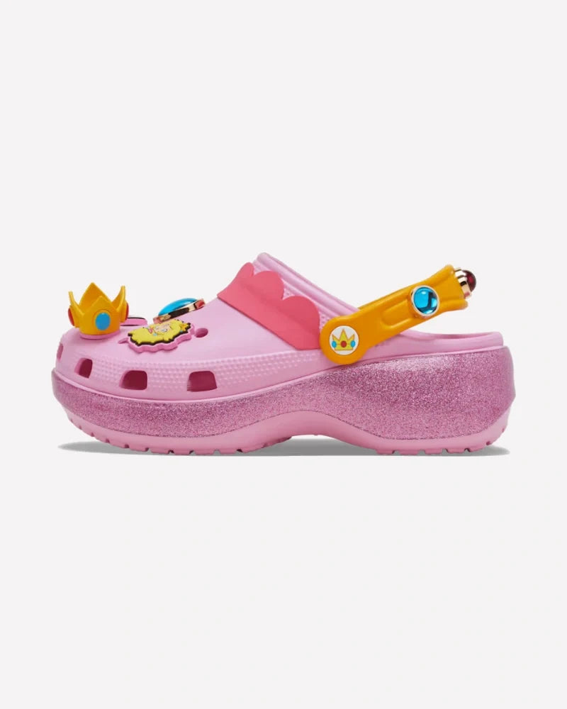 Overkicks - Crocs Classic Platform Clog Super Mario Bros. Princess Peach (Womens) (212137-90H) - vista lateral