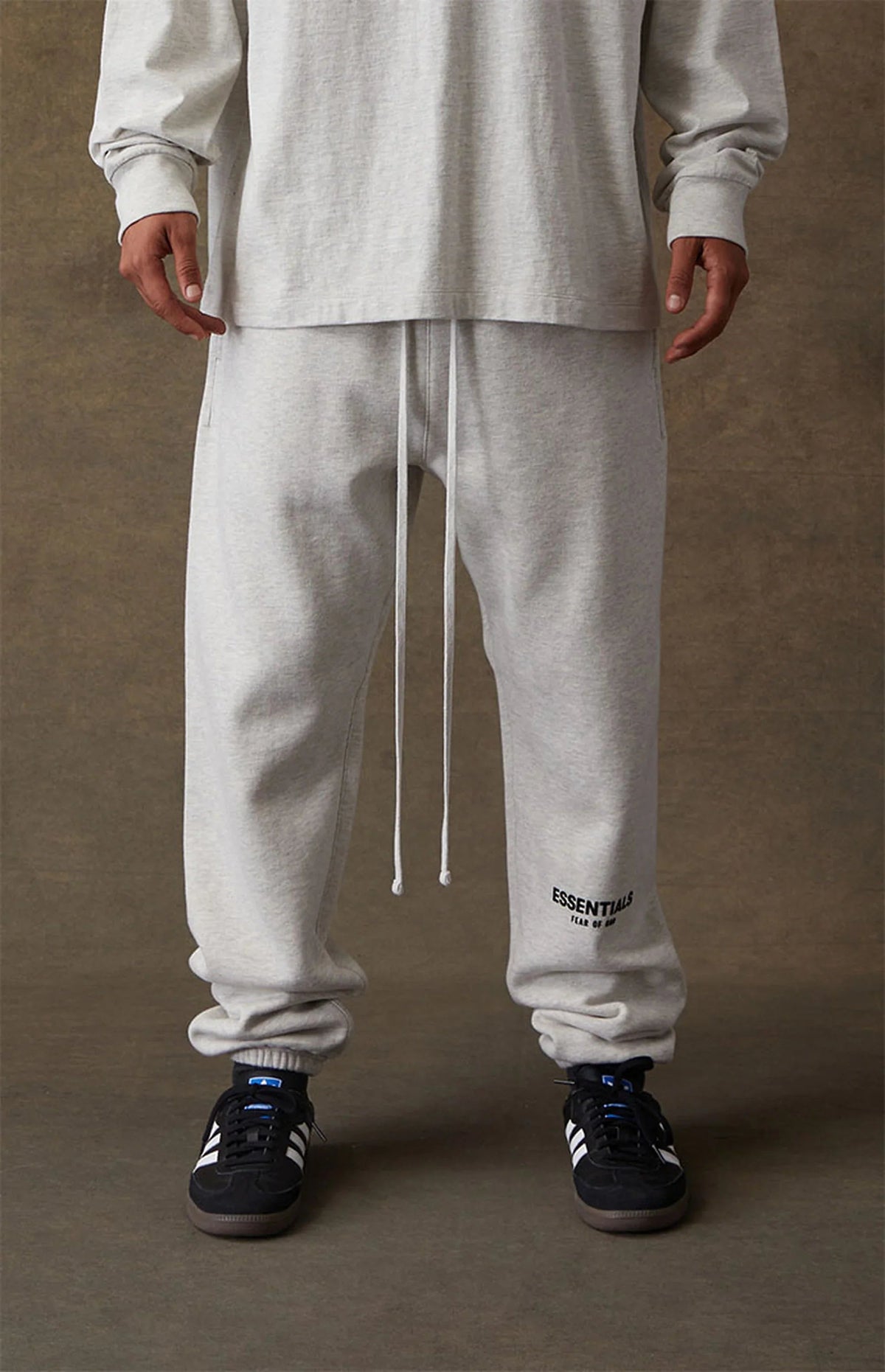 Overkicks - Fear of God Essentials Sweatpant Light Oatmeal (130BT212032F) - vista trasera