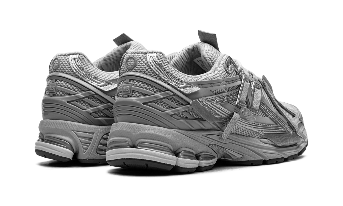 Overkicks - New Balance 1906A Concrete Silver Metallic (M1906AG) - par completo