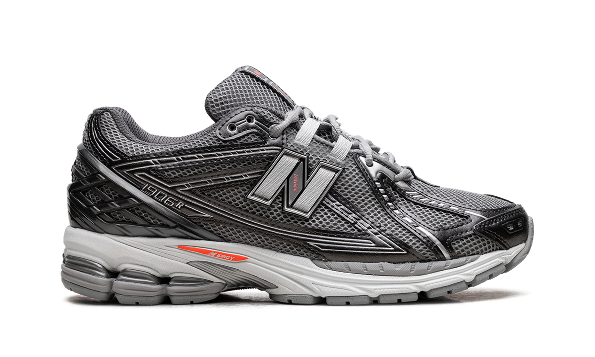 Overkicks - New Balance 1906R Black Metallic Urgent Red Slate (U1906RCO) - detalle talón