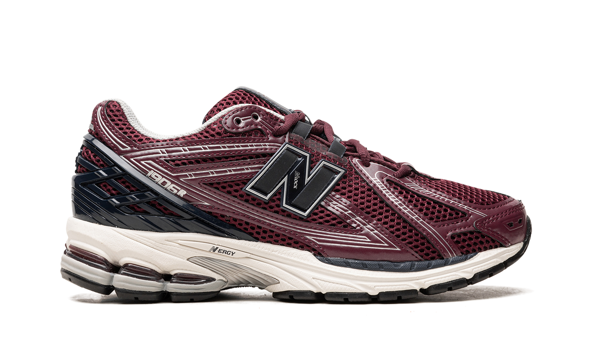Overkicks - New Balance 1906R Burgundy Black (M1906RCC) - detalle talón