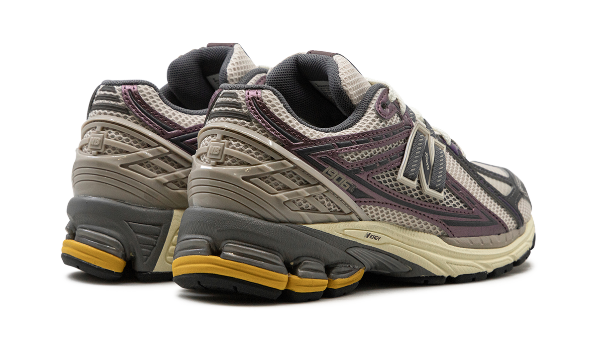 Overkicks - New Balance 1906R Licorice (M1906RRA) - par completo