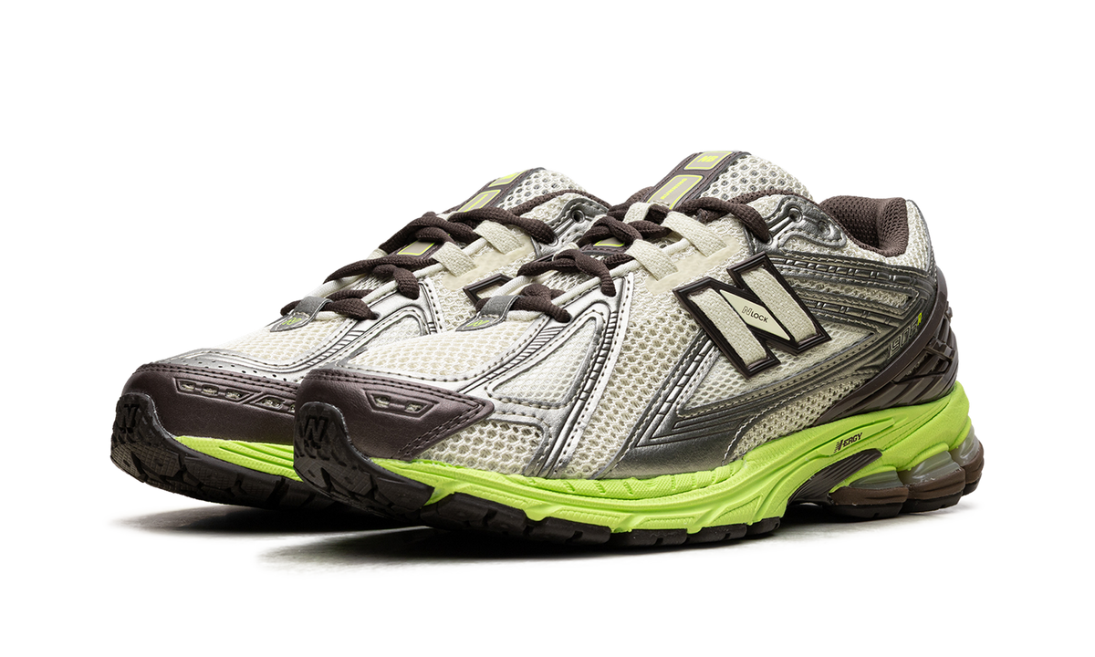 Overkicks - New Balance 1906R SSENSE Exclusive 20th Anniversary (M1906RSF) - vista trasera