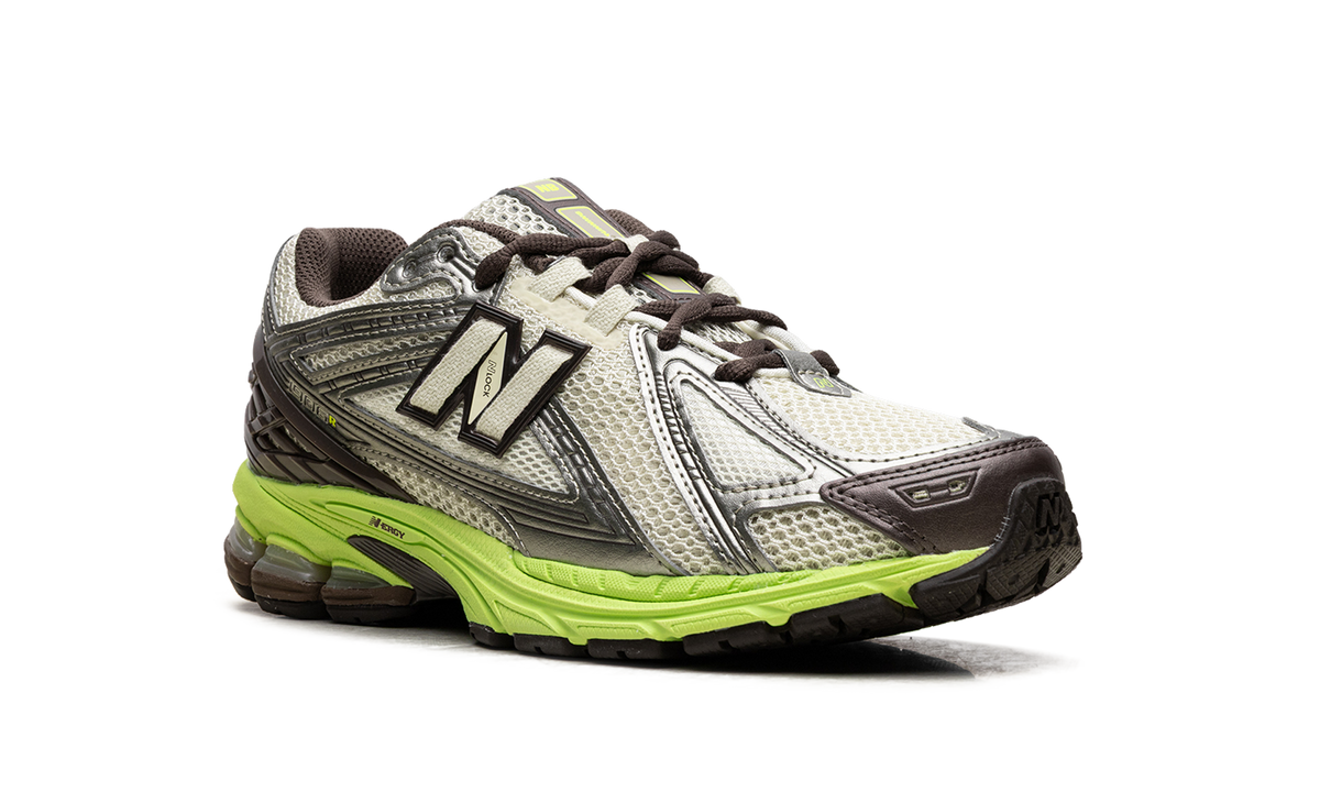 Overkicks - New Balance 1906R SSENSE Exclusive 20th Anniversary (M1906RSF) - detalle lateral interior