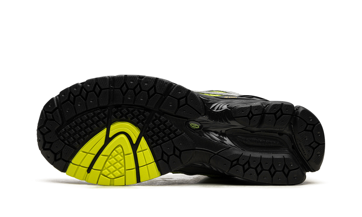 Overkicks - New Balance 1906R Volt Black (M1906RCG) - vista superior
