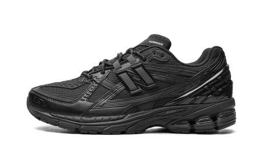 Overkicks - New Balance 1906U Triple Black (M1906NJ) - vista lateral