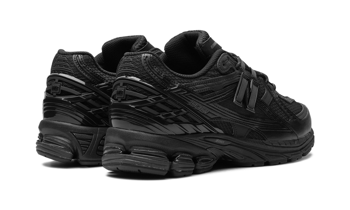 Overkicks - New Balance 1906U Triple Black (M1906NJ) - par completo