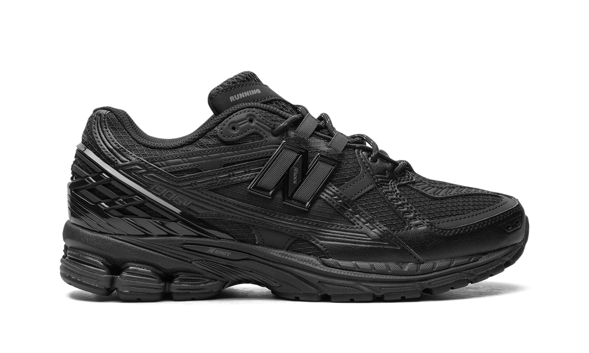 Overkicks - New Balance 1906U Triple Black (M1906NJ) - detalle talón