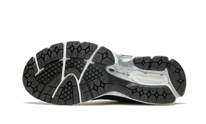 Overkicks - New Balance 2002R Black Dark Grey White (M2002RR1) - detalle talón