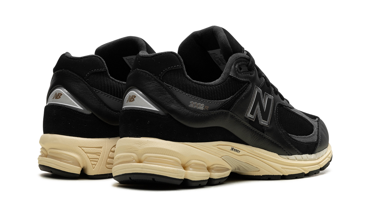 Overkicks - New Balance 2002R Black Vintage (M2002RIB) - par completo