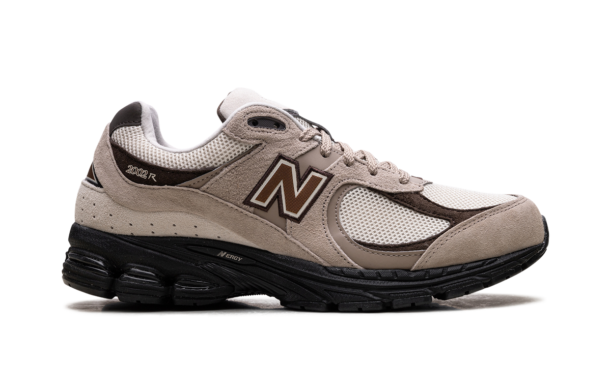 Overkicks - New Balance 2002R Driftwood Rich Earth (M2002RZR) - detalle talón