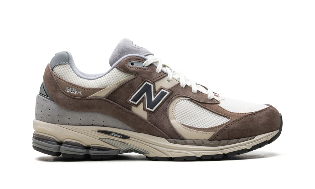 Overkicks - New Balance 2002R Emerging Brown (M2002RFZ) - detalle talón