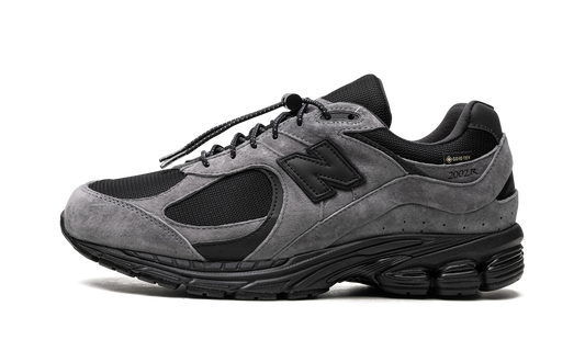 Overkicks - New Balance 2002R Gore-Tex JJJJound Charcoal (M2002RXZ) - vista lateral