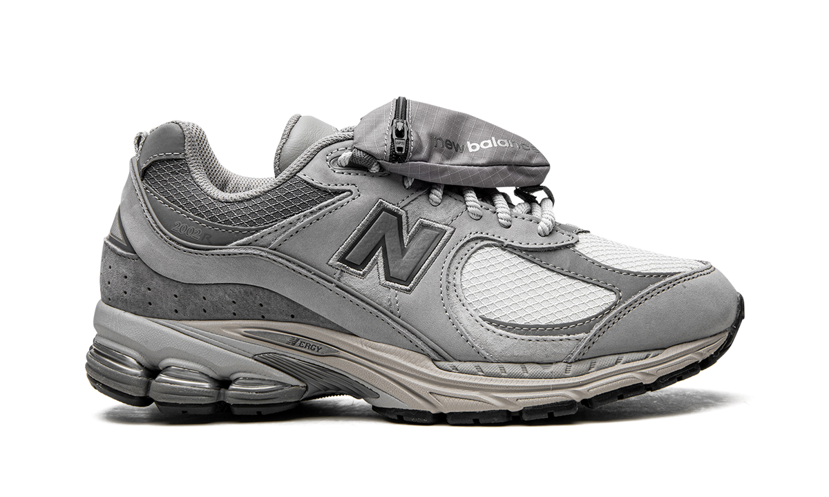 Overkicks - New Balance 2002R Grey Pocket (M2002RVC) - detalle talón