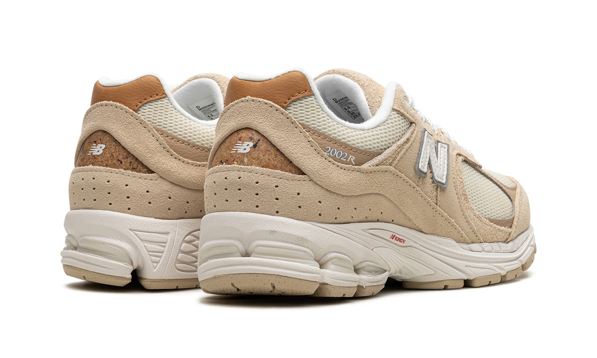 Overkicks - New Balance 2002R Sandstone (M2002RSC) - par completo