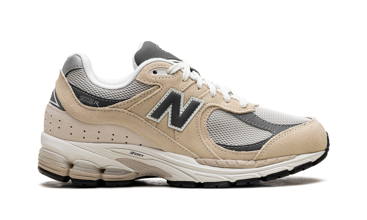 Overkicks - New Balance 2002R Sandstone Magnet (M2002RFA) - detalle talón