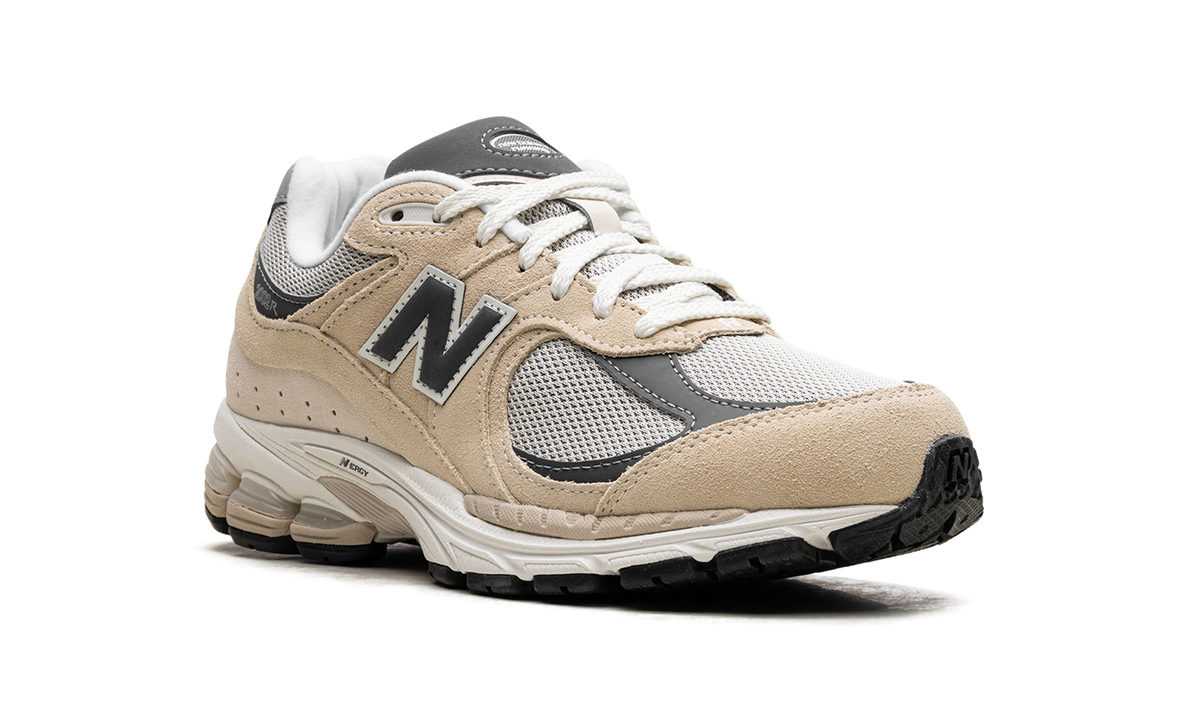 Overkicks - New Balance 2002R Sandstone Magnet (M2002RFA) - detalle lateral interior