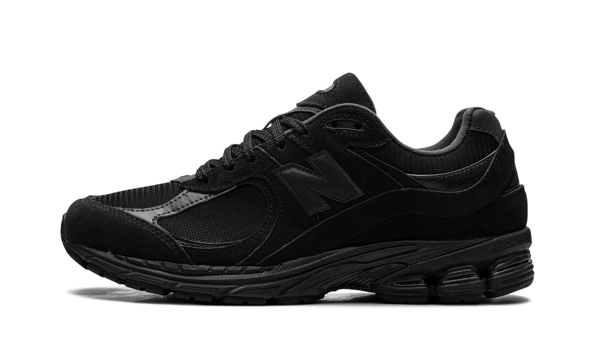 Overkicks - New Balance 2002R Triple Black Suede (U2002RBL) - vista lateral