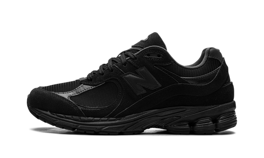 Overkicks - New Balance 2002R Triple Black Suede (U2002RBL) - vista lateral
