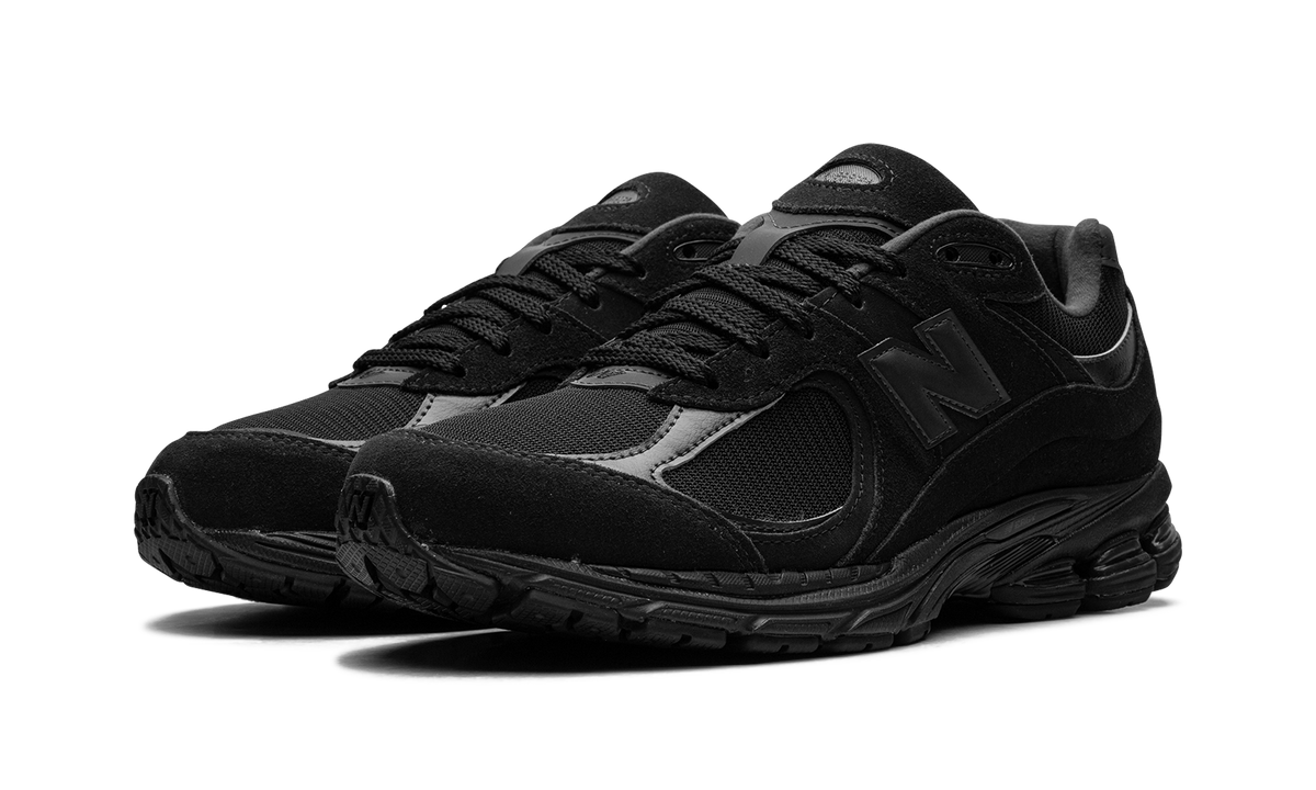 Overkicks - New Balance 2002R Triple Black Suede (U2002RBL) - vista trasera
