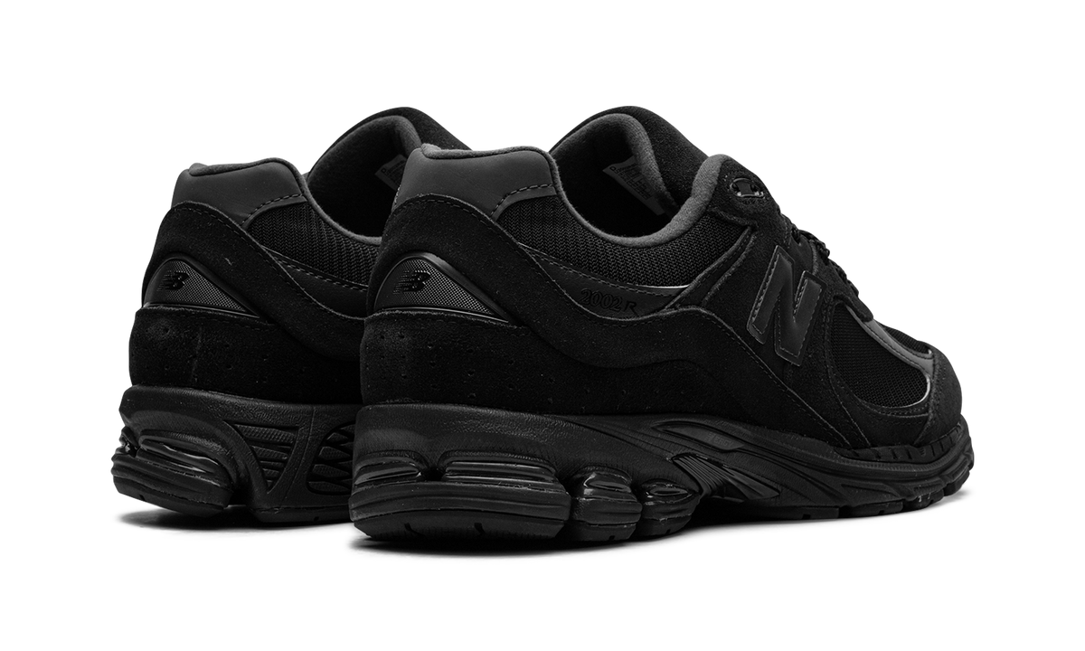 Overkicks - New Balance 2002R Triple Black Suede (U2002RBL) - par completo