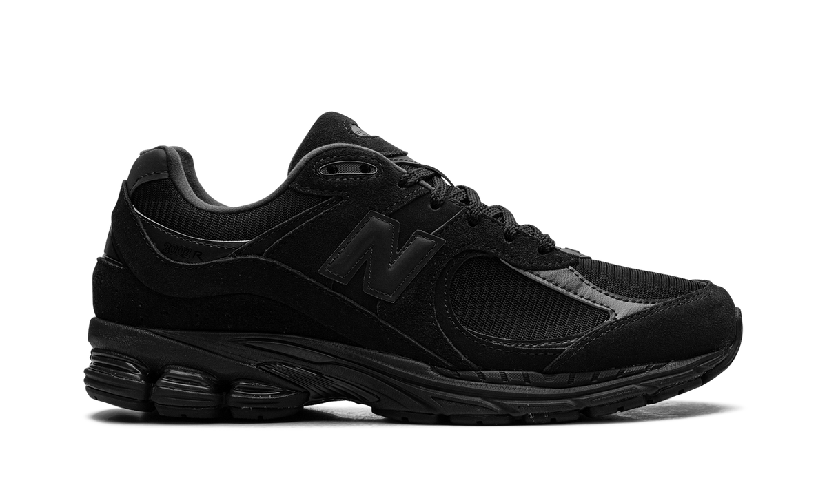 Overkicks - New Balance 2002R Triple Black Suede (U2002RBL) - detalle talón