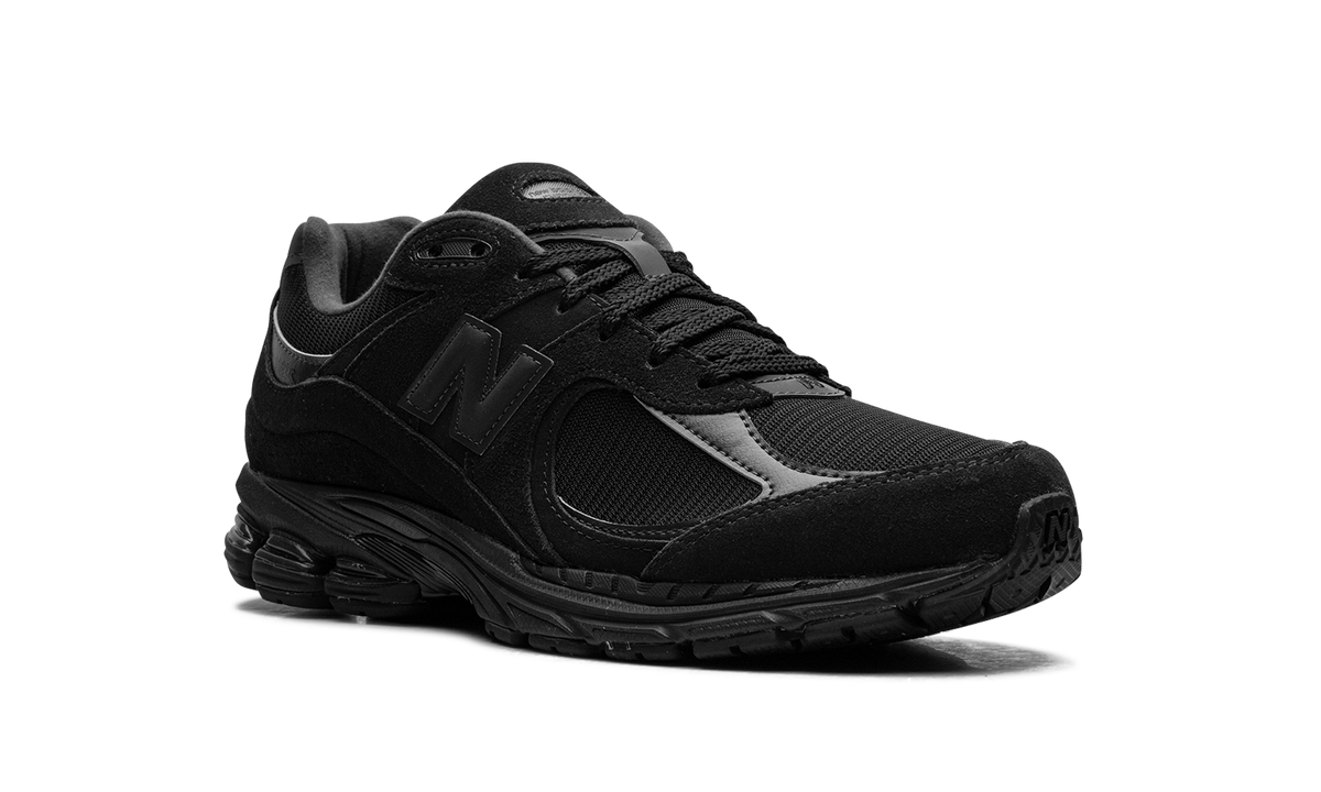 Overkicks - New Balance 2002R Triple Black Suede (U2002RBL) - detalle lateral interior