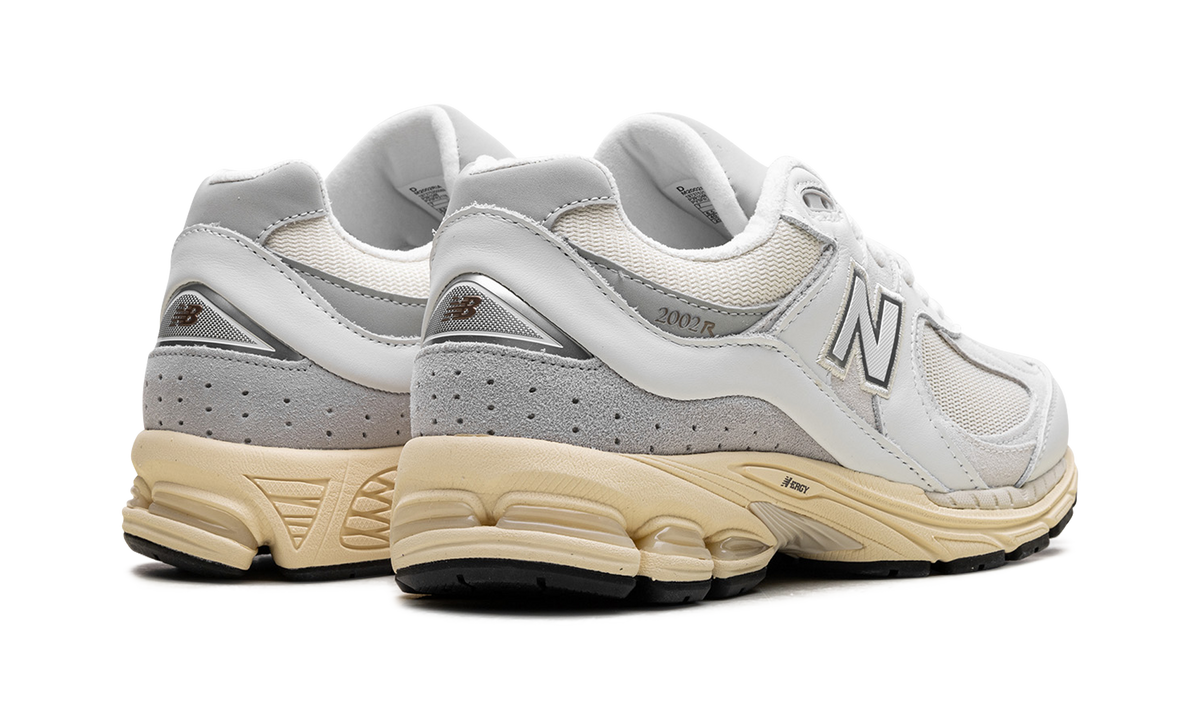 Overkicks - New Balance 2002R White Gold (M2002RIA) - par completo