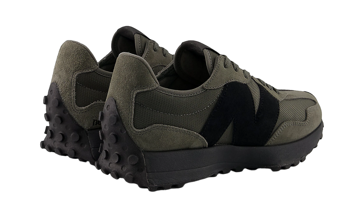 Overkicks - New Balance 327 Tornado Black (U327346) - par completo