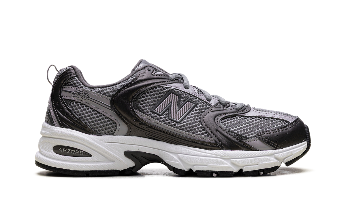 Overkicks - New Balance 530 Black Metalic (U5303R9) - detalle talón