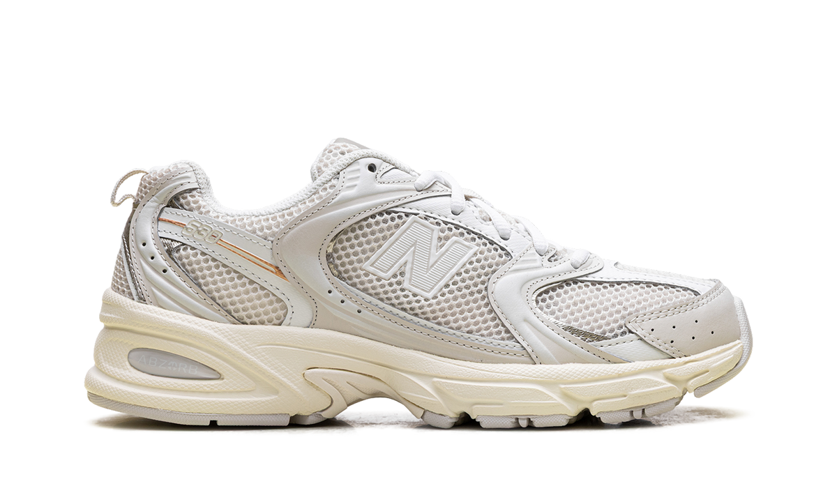 Overkicks - New Balance 530 Grey Beige (MR530FTA) - detalle talón