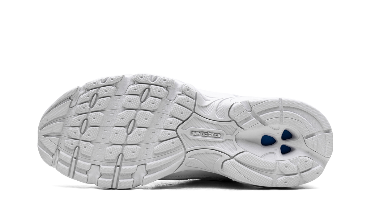 Overkicks - New Balance 530 Triple White (MR530PA) - detalle talón