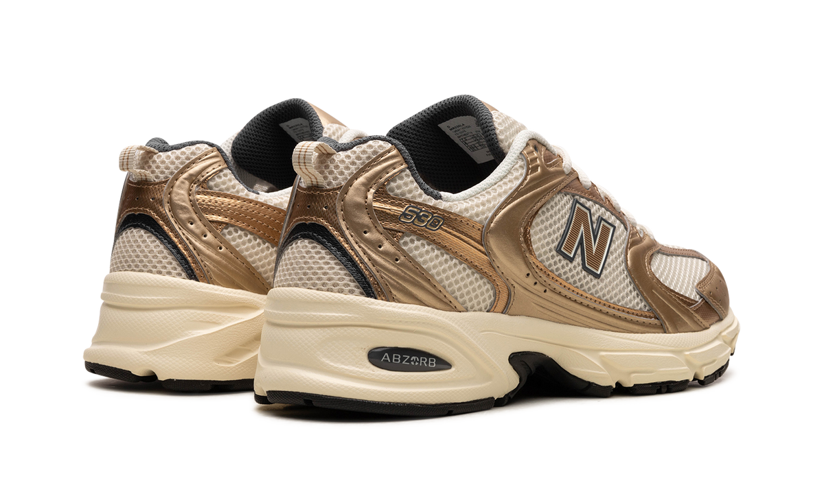 Overkicks - New Balance 530 Turtledove Gold Metallic (MR530LA) - par completo