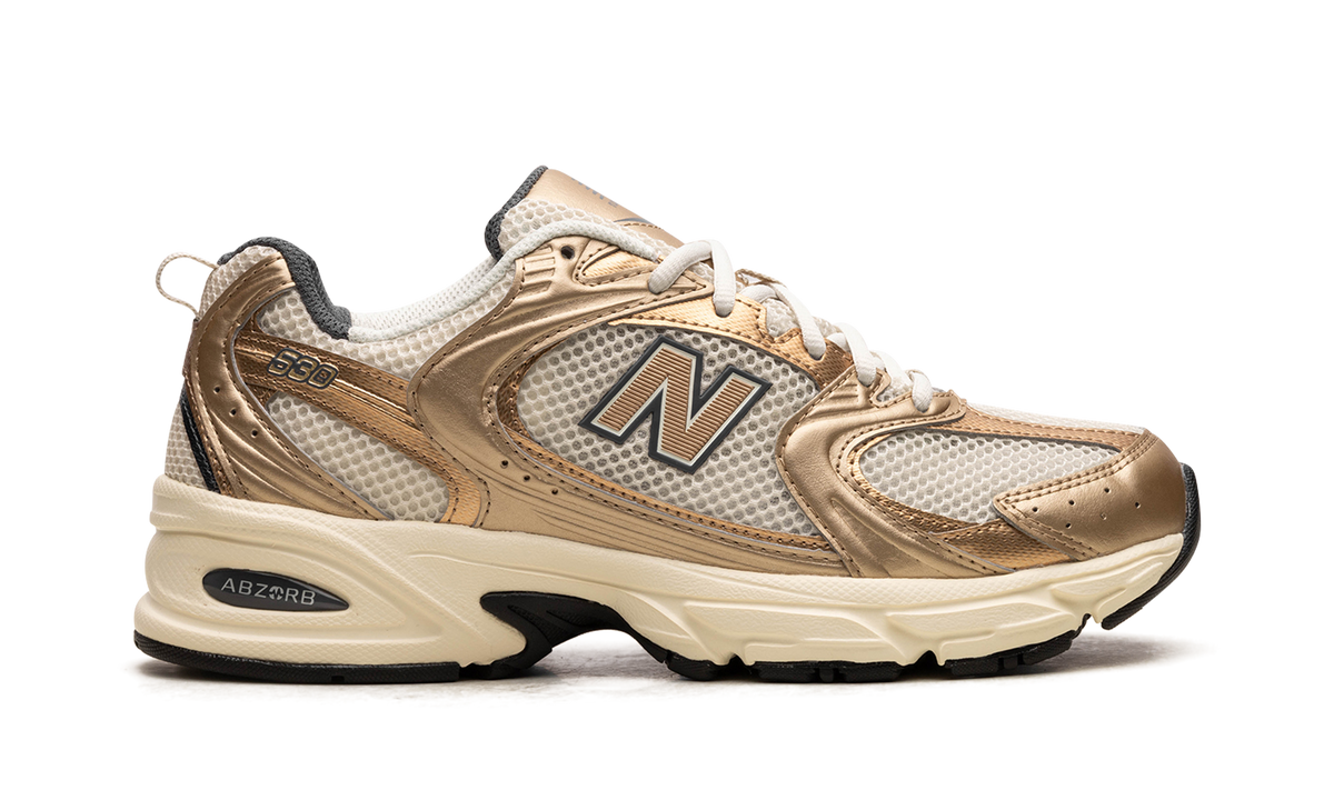Overkicks - New Balance 530 Turtledove Gold Metallic (MR530LA) - detalle talón