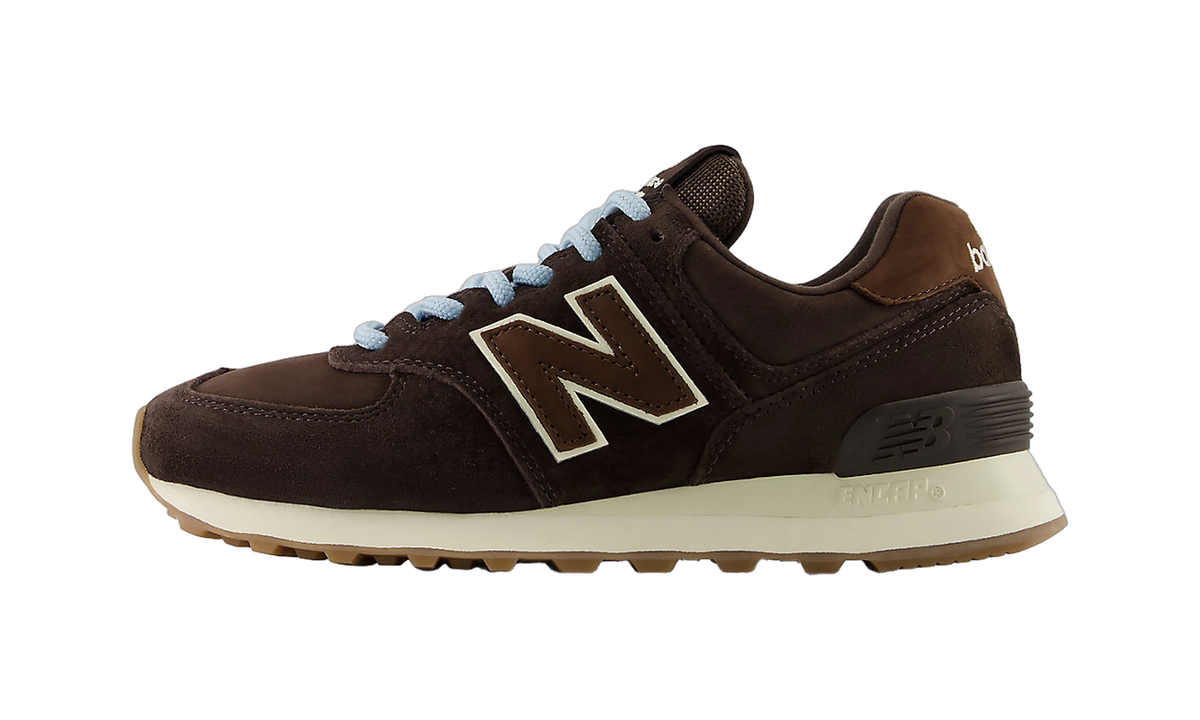 Overkicks - New Balance 574 Black Coffee (Womens) (W57474P) - vista lateral