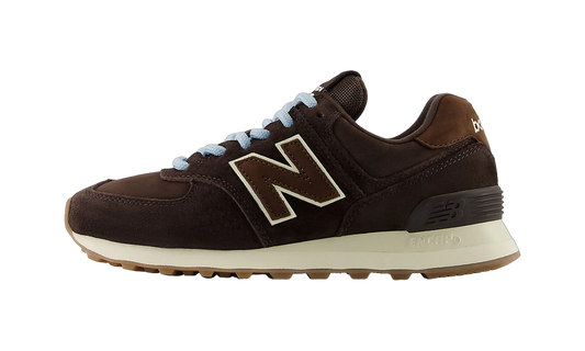 Overkicks - New Balance 574 Black Coffee (Womens) (W57474P) - vista lateral