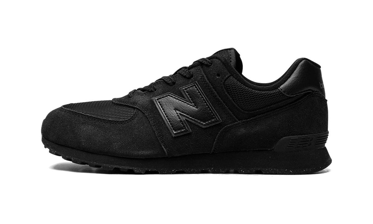 Overkicks - New Balance 574 Core Triple Black (GS) (GC574EVE) - vista lateral