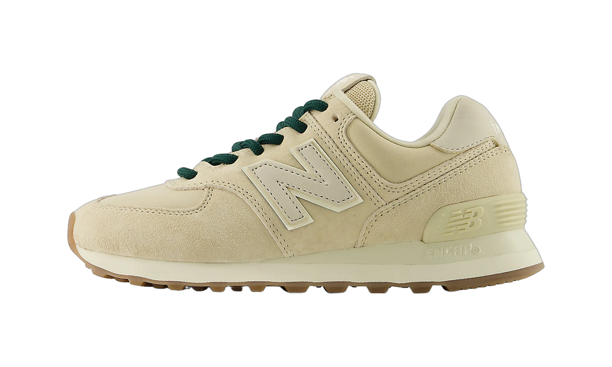 Overkicks - New Balance 574 Sandstone (Womens) (W57480T) - vista lateral