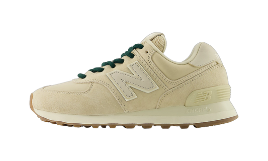 Overkicks - New Balance 574 Sandstone (Womens) (W57480T) - vista lateral