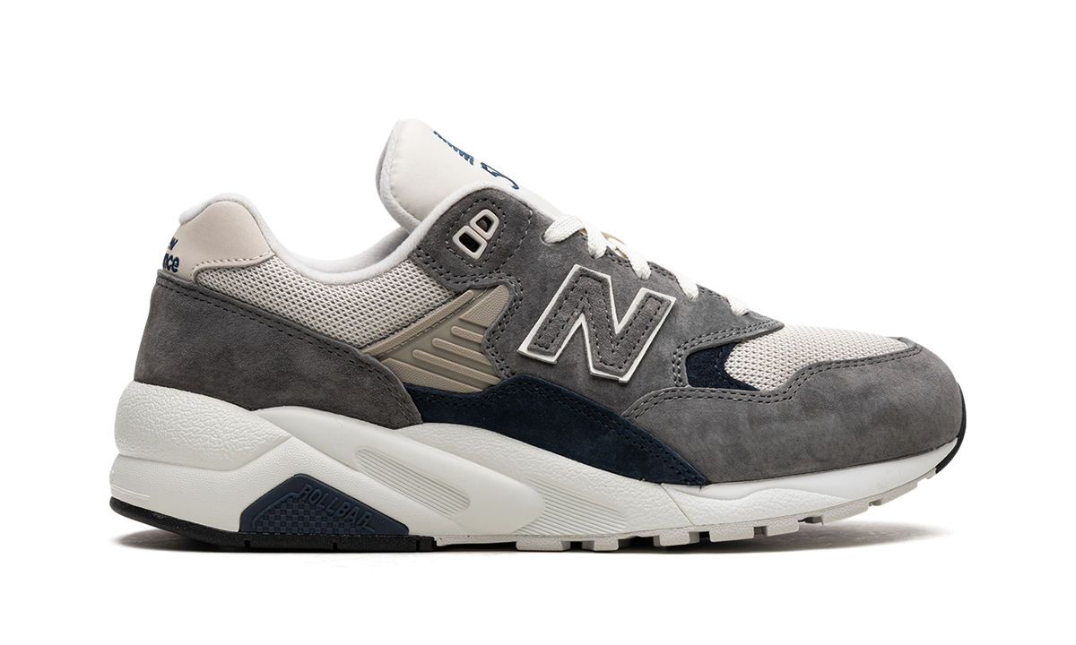 Overkicks - New Balance 580 Dark Grey Navy (MT580RCB) - detalle talón
